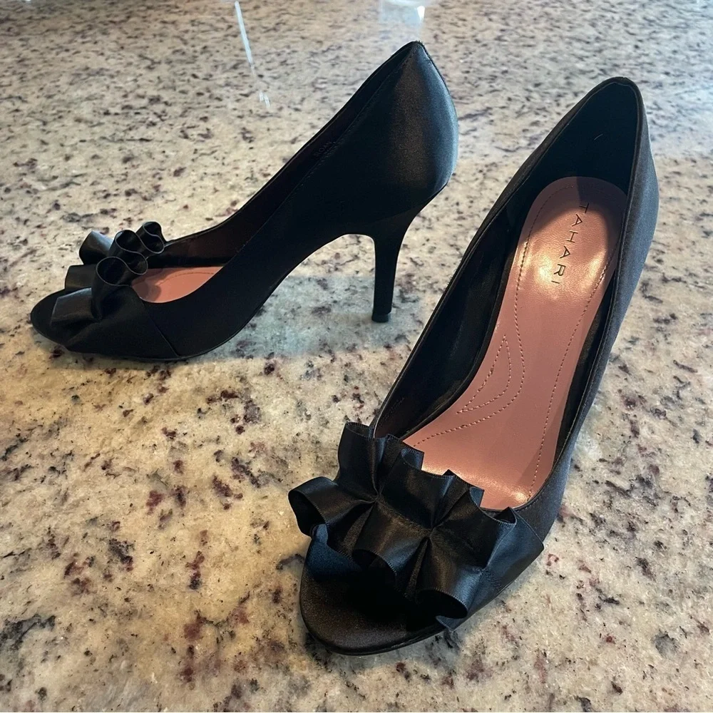 Tahari Sloan black satin peep toe women’s size 8